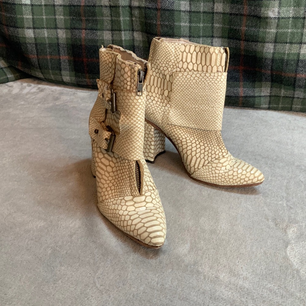 Freebird Joey Snakeskin Leather Buckle Ankle Boots Cream Tan Size 9